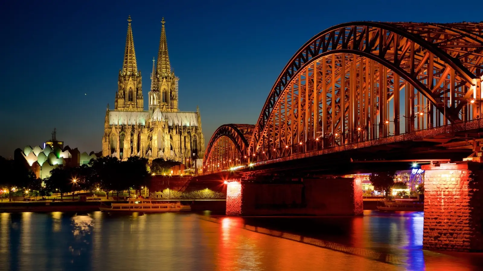 La catedral de Colonia y el puente Hohenzollern sobre el Rin, de noche